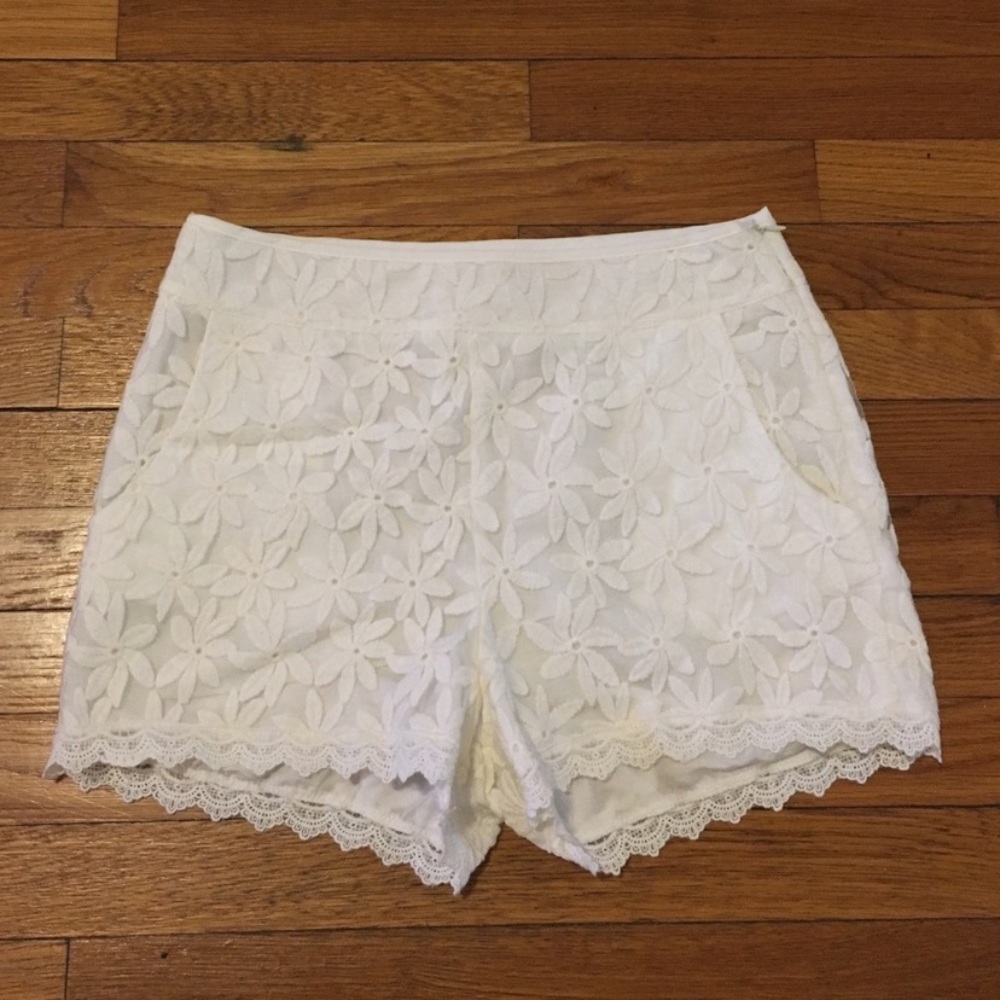 Like New!  Monteau Ivory Lace Dress Shorts #0717